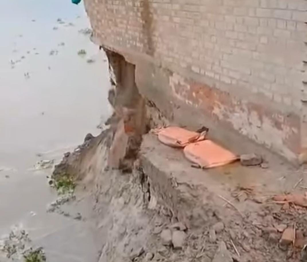 वीडियो बलिया का बताया जा रहा है बारिश के साइड इफेक्ट भी शुरू हाे चुके हैं।।
