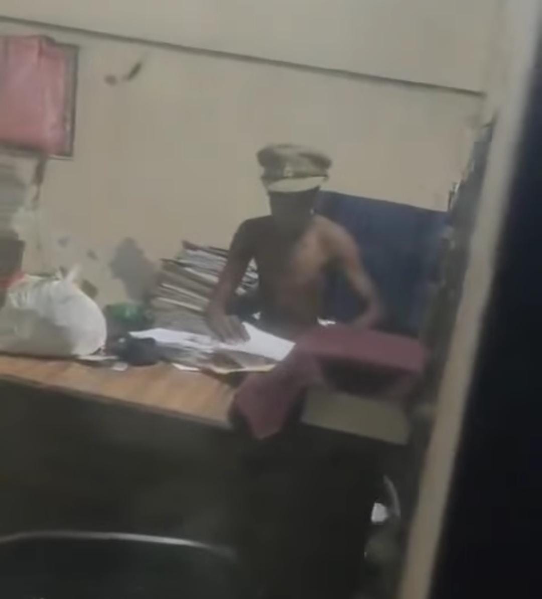 यूपी के एक शख्स पुलिस चौकी में घुसा चौकी इंचार्ज की कुर्सी पर बैठा कागजात देखे, कुछ कागजात फाडे।।