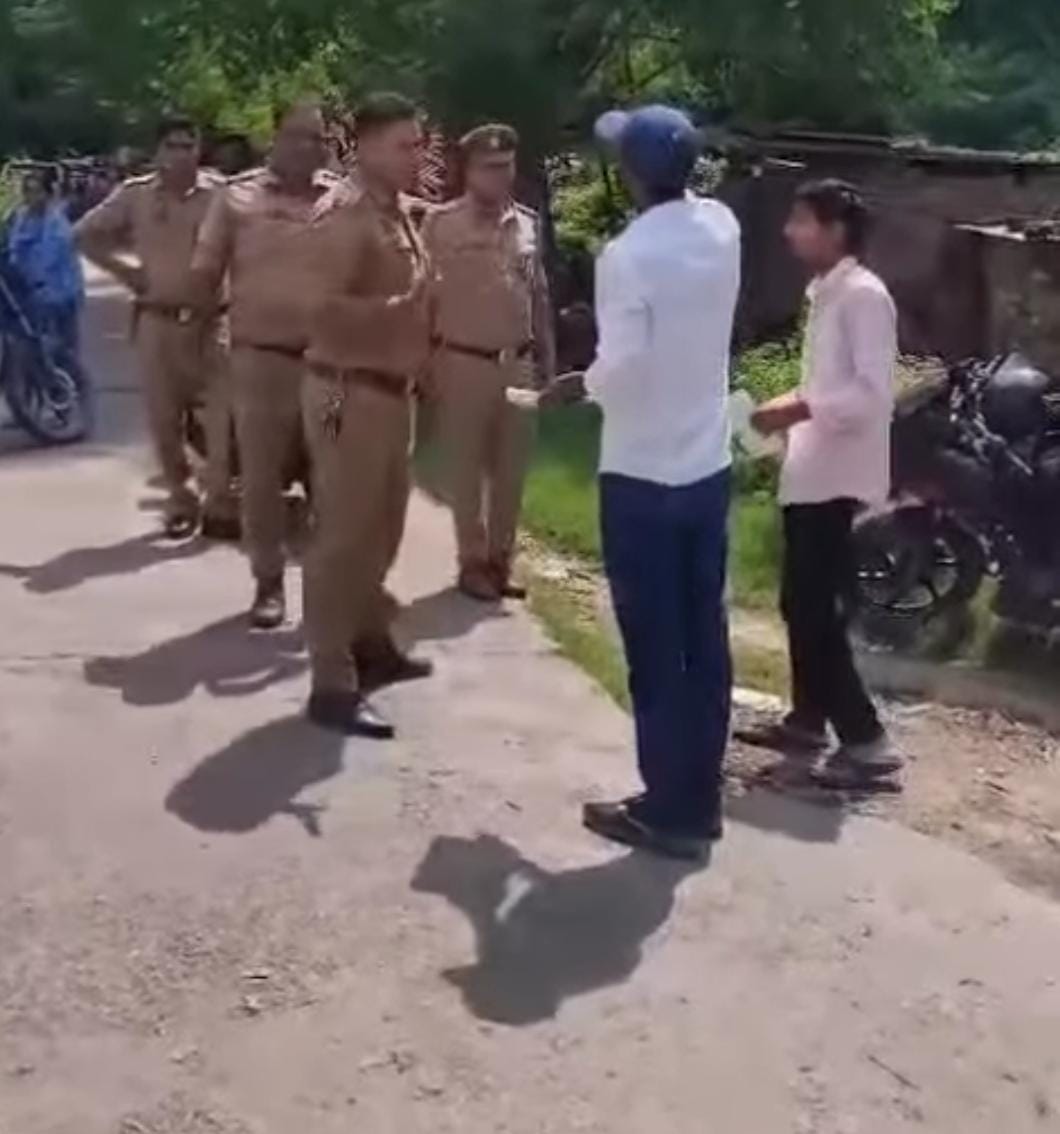ब्रेकिंग न्यूज़ :- लखनऊ के तीन सूत्रीय मांगों को लेकर प्रदर्शन, NSUI अध्यक्ष गिरफ्तार। लखनऊ विश्वविद्यालय में छात्र संघ बहाली, फीस वृद्धि वापस लेने और टैबलेट वितरण योजना की जांच की मांग।