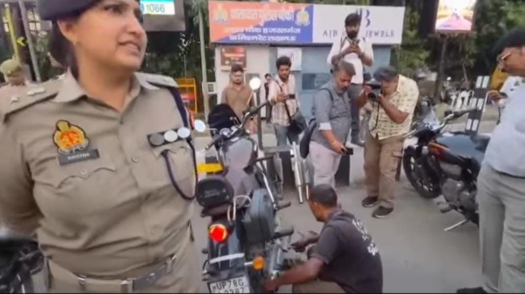 ब्रेकिंग न्यूज़ :- लखनऊ में मॉडिफाइड साइलेंसर बाइकर्स पर ट्रैफिक पुलिस का शिकंजा हजरतगंज में चला विशेष चेकिंग अभियान DCP