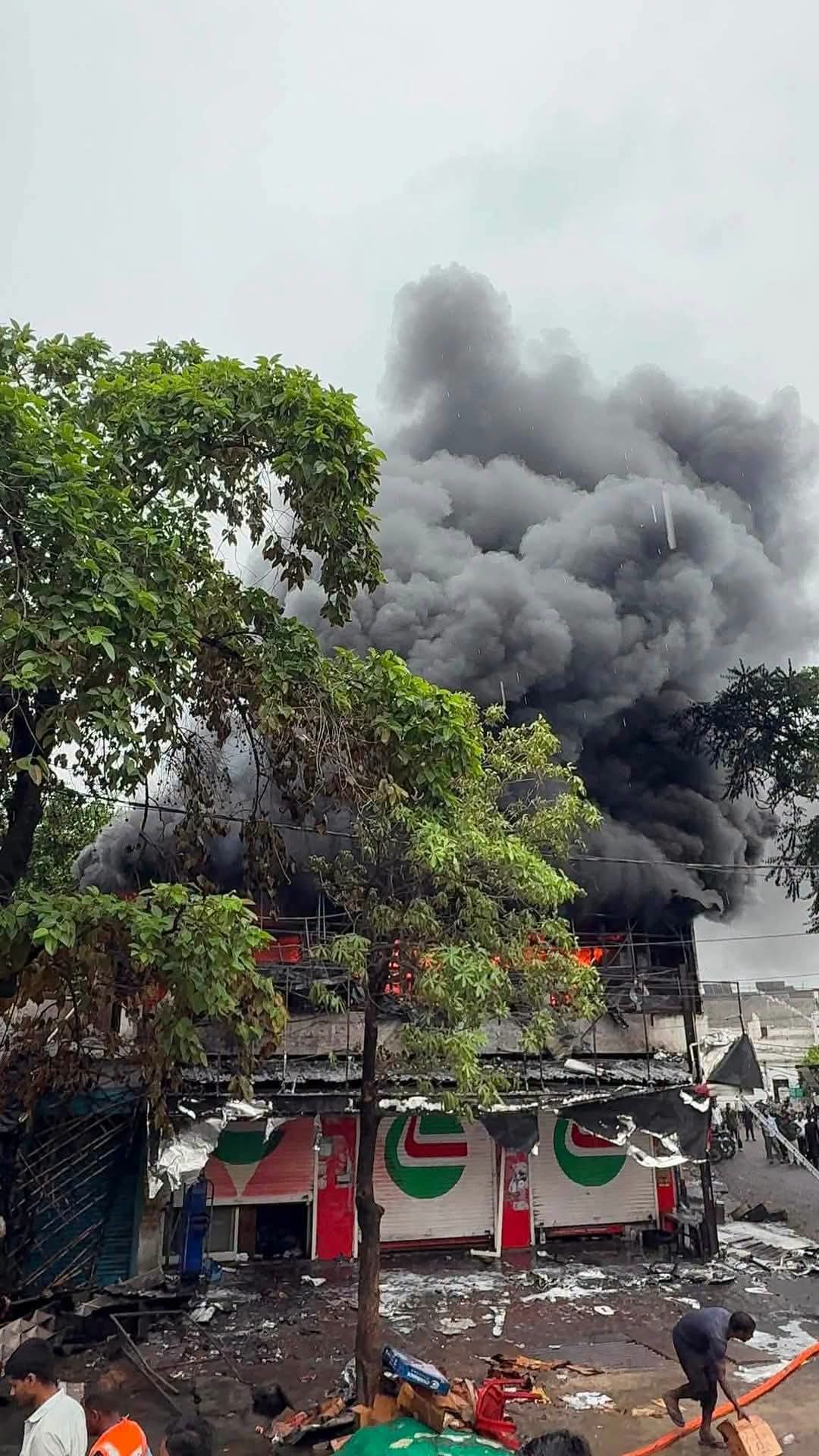 बाराबंकी शहर के बीचों बीच श्री दुर्गा बाइक ऑटो पार्ट्स में लगी भीषण आग।